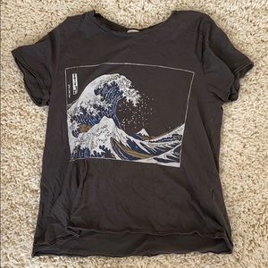 URBAN OUTFITTERS-GREY WAVE GRAPHIC TEE